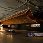 　会場風景（ギャラリー２）土を混ぜ込んだ和紙による大屋根（撮影：木奥恵三）（提供写真）