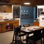 　会場風景（ギャラリー２）山フーズ（小桧山聡子）＋志鎌康平＋ＵＭＡ／ｄｅｓｉｇｎ　ｆａｒｍ（原田祐馬、津田祐果）「台所で遊ぶ」（撮影：木奥恵三）（提供写真）