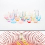 　福永紙工の代表作“空気の器”（上）、野老朝雄さんによる“空気の器”（提供写真）