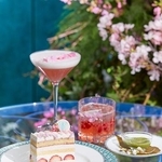 　ティファニー銀座のカフェで提供される「桜の苺ショートケーキ」や飲み物（提供写真）