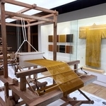 　絹織物「黄八丈」の展示＝東京都八丈町の八丈島歴史民俗資料館