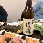 　島ずしと島酒＝東京都八丈町