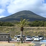 　八丈島空港から見える八丈富士＝東京都八丈町