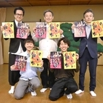 　茂山千五郎（後列中央）、茂山竜正（前列左）、茂山虎真（同右）ら＝京都市