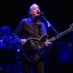 　２０２４年の来日公演で歌うボズ・スキャッグス（撮影土居政則）