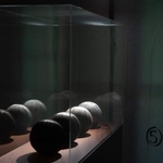 　人毛を並べて時の経過を伝える作品（（Ｃ）Ｎｉｌｓ　Ｅｄｓｔｒｏｍ）（提供写真）