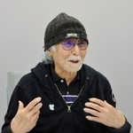 　インタビューに答えるなかえよしをさん