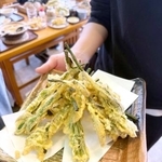 　「千両」の季節限定メニュー、レモンの新芽の天ぷら＝東京都八丈町