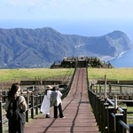 　八丈富士の中腹にある牧場からの眺め＝東京都八丈町