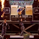 　東京ドームのステージでパフォーマンスする松本孝弘とＥＸＩＬＥ