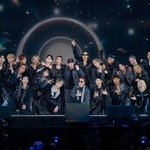 　東京ドームのステージで写真に収まる「ＥＸＩＬＥ」のメンバー