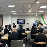 　「ライフシフトプラットフォーム」に新たに参加し、自己紹介し合うメンバーたち＝４月、東京・新橋