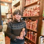 　古書店「にわとり文庫」店長の田辺浩一さん＝東京都杉並区
