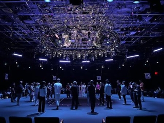 　「ＫＡＧＡＭＩ」の上演風景＝２０２６年、香港（ｖｉａ　Ｔｉｎ　Ｄｒｕｍ）