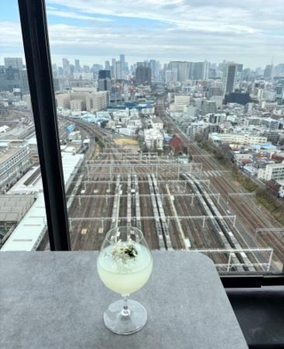 　「ホテルメトロポリタン　大井町トラックス」２６階のルーフトップバーからのぞむ山手線の車両基地「東京総合車両センター」＝東京都品川区