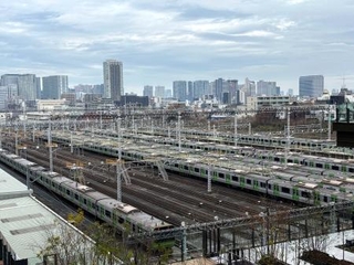 　「大井町トラックス」から見える山手線の車両基地「東京総合車両センター」＝東京都品川区