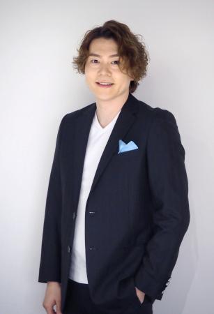 　ポーズをとる佐藤隆紀