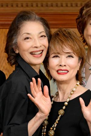 　記者発表会に登場した麻実れい（左）と小柳ルミ子＝東京都千代田区