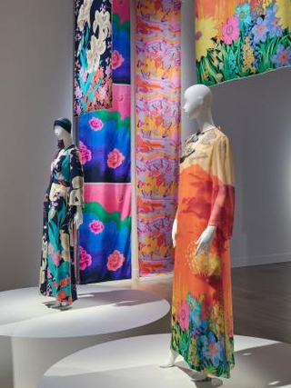 　「生誕１００年　森英恵　ヴァイタル・タイプ」展示風景。米国時代の衣装（国立新美術館　２０２６年　撮影：小川真輝）（提供写真）