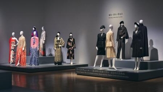 　「生誕１００年　森英恵　ヴァイタル・タイプ」展示風景。パリ時代のオートクチュールの衣装（国立新美術館　２０２６年　撮影：小川真輝）（提供写真）
