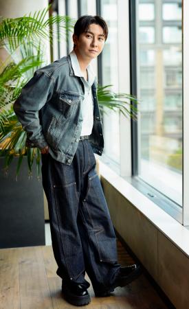 　ポーズをとる與真司郎