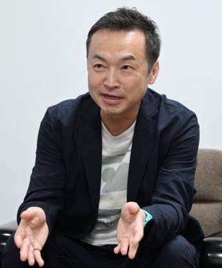 　インタビューに答える加藤昌則