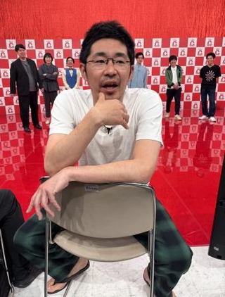 　記者と膝詰めで語る「しずる」の池田一真＝東京・赤坂のＴＢＳ
