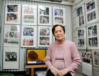　相撲写真資料館を管理する工藤敏子さん＝東京都墨田区