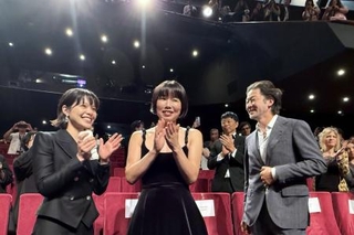 　カンヌ国際映画祭で「すべて真夜中の恋人たち」の公式上映後、拍手を浴びる（左から）岸井ゆきの、岨手由貴子監督、浅野忠信＝フランス・カンヌ（共同）