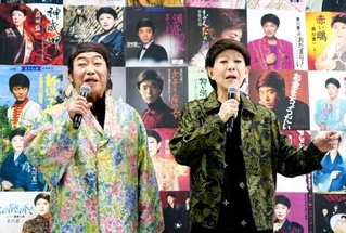 　一緒に「さそり座の女」を歌う美川憲一（右）とコロッケ＝東京都港区