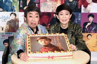 　イベントに登場した美川憲一（右）とコロッケ＝東京都港区