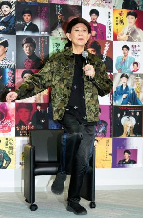 　トレーニングの様子を実演してみせる美川憲一＝東京都港区