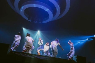 　ダンサーと共にパフォーマンスする幾田りら（中央）＝１７日、横浜市（ｐｈｏｔｏ　ｂｙ　Ｔａｋｕｙａ　Ｎａｇａｍｉｎｅ）