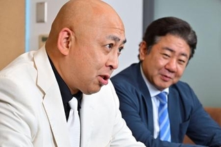 　インタビューに応える錦鯉の長谷川雅紀