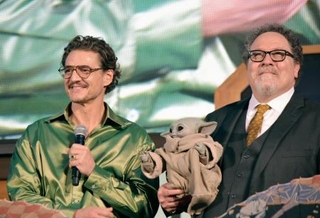 　「スター・ウォーズ」の新作映画公開に合わせたイベントに登壇した（左から）ペドロ・パスカル、ジョン・ファブロー監督＝東京都港区