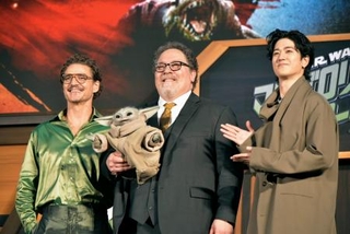 　「スター・ウォーズ」の新作映画公開に合わせたイベントに登壇した（左から）ペドロ・パスカル、ジョン・ファブロー監督、中島裕翔＝東京都港区