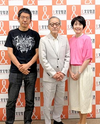 　記者会見後、撮影に応じた（左から）武田砂鉄、大竹まこと、小島慶子＝東京都内