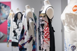 　アニエス・トゥルブレさん所蔵のグラフィティを反映した服＝東京・渋谷（Ｐｈｏｔｏ：Ｙｏｓｈｉｍｉ　Ｓｅｉｄａ）（提供写真）