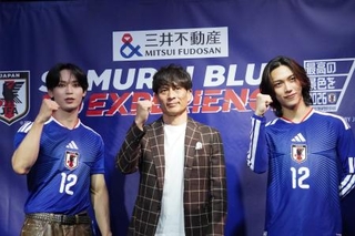 　オープニングセレモニーに登場した（左から）與那城奨、宮本恒靖ＪＦＡ会長、池崎理人＝２８日、東京都渋谷区