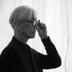 　坂本龍一（Ｐｈｏｔｏ　ｂｙ　Ｎｅｏ　Ｓｏｒａ（ｃ）２０２２　ＫＡＢ　Ｉｎｃ．）