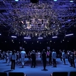 　「ＫＡＧＡＭＩ」の上演風景＝２０２６年、香港（ｖｉａ　Ｔｉｎ　Ｄｒｕｍ）