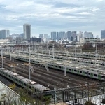 　「大井町トラックス」から見える山手線の車両基地「東京総合車両センター」＝東京都品川区