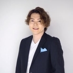 　ポーズをとる佐藤隆紀