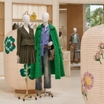 　ジョナサン・アンダーソンさんのコレクションと京ちょうちんを展示したフロア＝東京・代官山（（Ｃ）ＤＡＩＣＩ　ＡＮＯ）（提供写真）