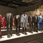 　パンク文化を紹介する展覧会「ｉｎｃｅｐｔｉｏｎ（１９７６）」で紹介されているファッションアーカイブ＝東京・表参道ヒルズ（提供写真）