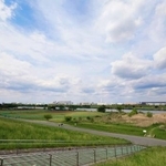 　荒川の広大な河川敷。対岸は埼玉県戸田市＝東京都板橋区