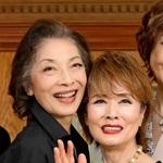 　記者発表会に登場した麻実れい（左）と小柳ルミ子＝東京都千代田区