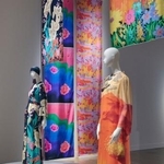 　「生誕１００年　森英恵　ヴァイタル・タイプ」展示風景。米国時代の衣装（国立新美術館　２０２６年　撮影：小川真輝）（提供写真）