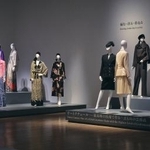 　「生誕１００年　森英恵　ヴァイタル・タイプ」展示風景。パリ時代のオートクチュールの衣装（国立新美術館　２０２６年　撮影：小川真輝）（提供写真）