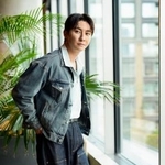 　ポーズをとる與真司郎